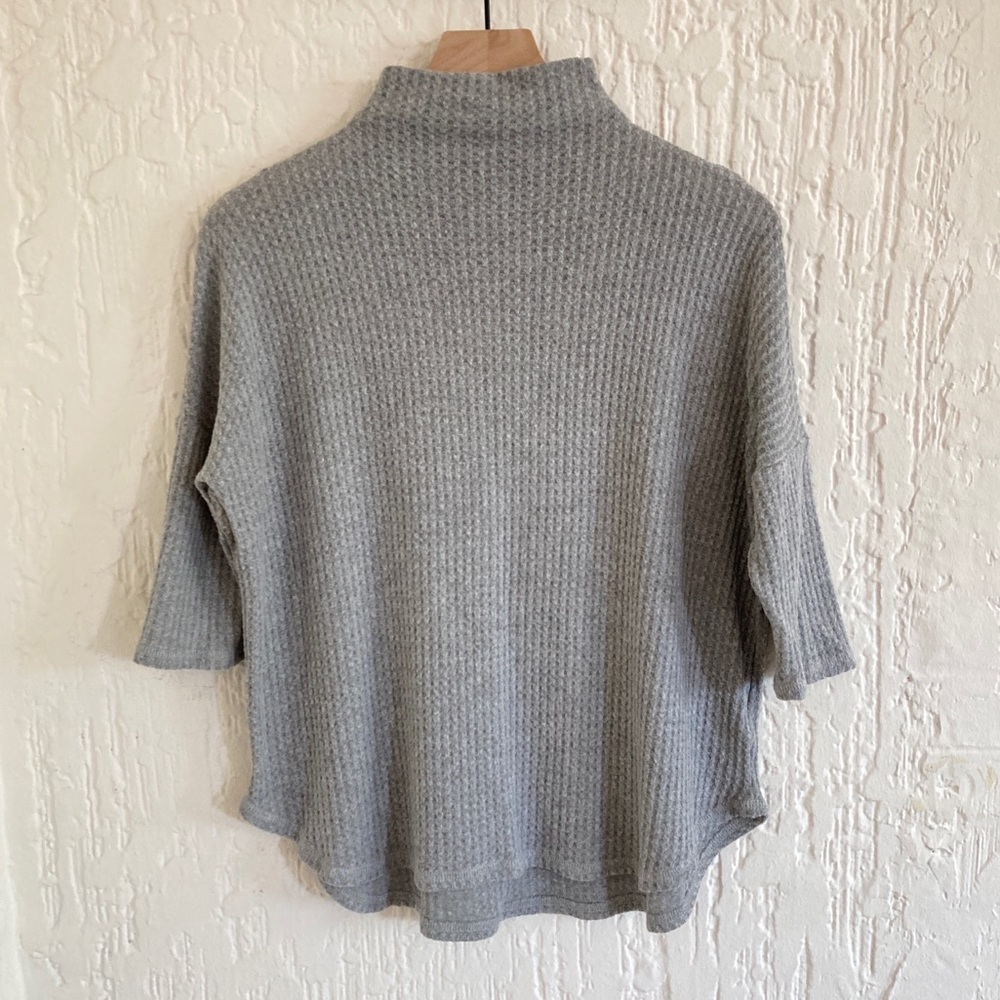 Bobeau Gray Waffle Print Mock Neck Top Size Small